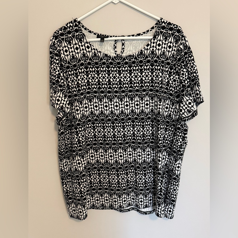 Talbots Women’s Black And White Geometric T Shirt Size 2X Casual Keyhole Back
